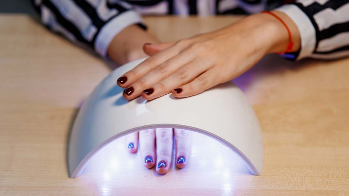 Lămpile UV, folosite în cosmetică, pot declanșa cancer de piele