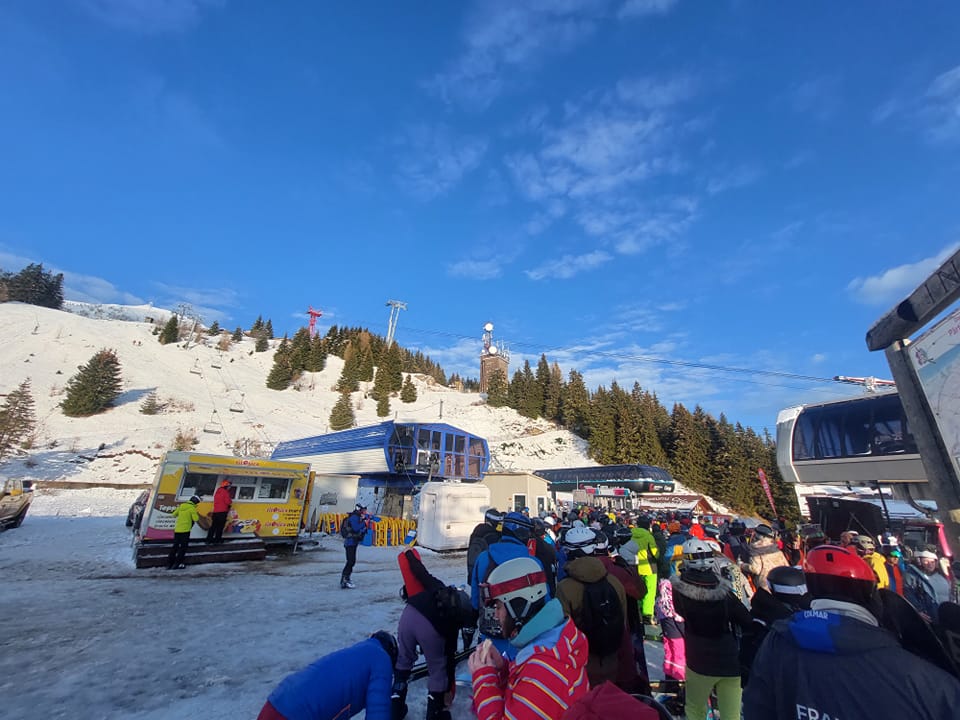 Haos la telecabina din Sinaia. După ore întregi de stat la coadă, turiștii au început să scandeze „Hoții!”