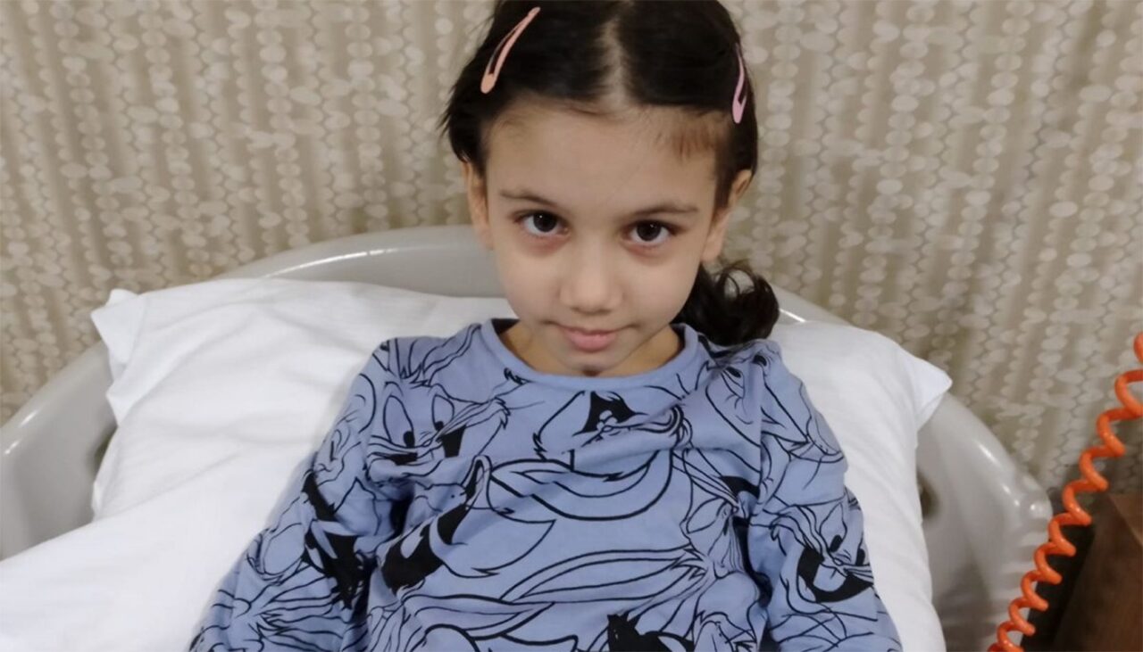 Povestea înfiorătoare a Cristinei Milea, fetița din Botoșani care trăiește cu o gaură în inimă
