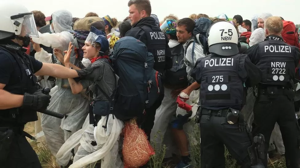 Scene comice în Lützerath! În încercarea de a alunga activiștii dintr-un sat german, ofițerii de poliție s-au împotmolit în noroi până la genunchi