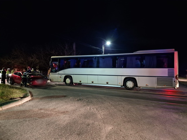 Un autobuz și două autoturisme s-au ciocnit violent la Arad. O persoană a fost rănită și transportată la spital