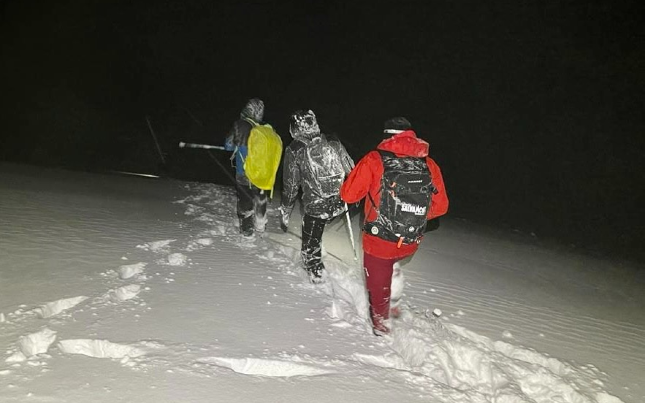 FOTO Salvați de pe munte după 8 ore. Doi turiști din Brașov s-au rătăcit în zona Leaota. Vremea le putea fi fatală