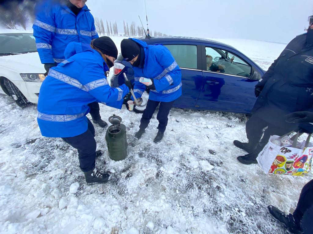 FOTO-VIDEO | A fost nevoie de intervenția autorităților pentru deszăpezirea drumului E85. Peste 70 de jandarmi, alături de pompieri și polițiști au contribuit la această mobilizare