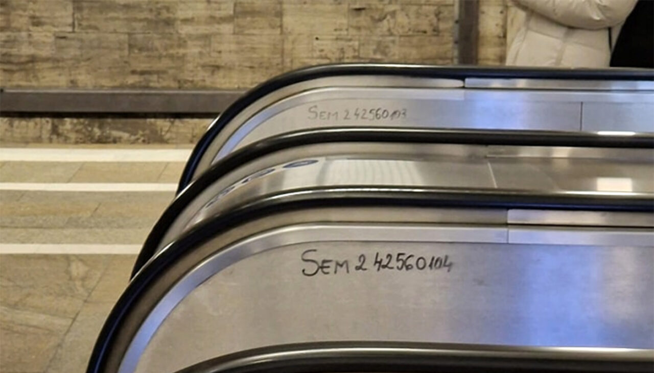 Ce semnifică, de fapt, cifrele inscripționate cu markerul, pe lateralul metalic al scărilor rulante din gurile de metrou din București