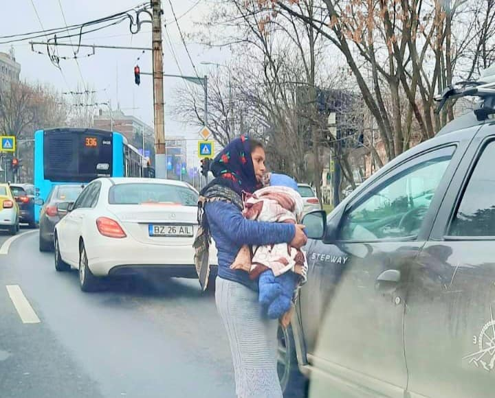 Mai multe femei cereau „bani pentru lapte praf” la semafor. Ce erau, de fapt, „bebelușii” din brațele lor