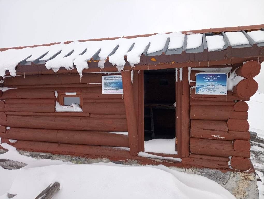 Ce îi roagă salvamontiștii pe turiștii care ajung la refugiul La Cărți din Munții Rodnei (FOTO)