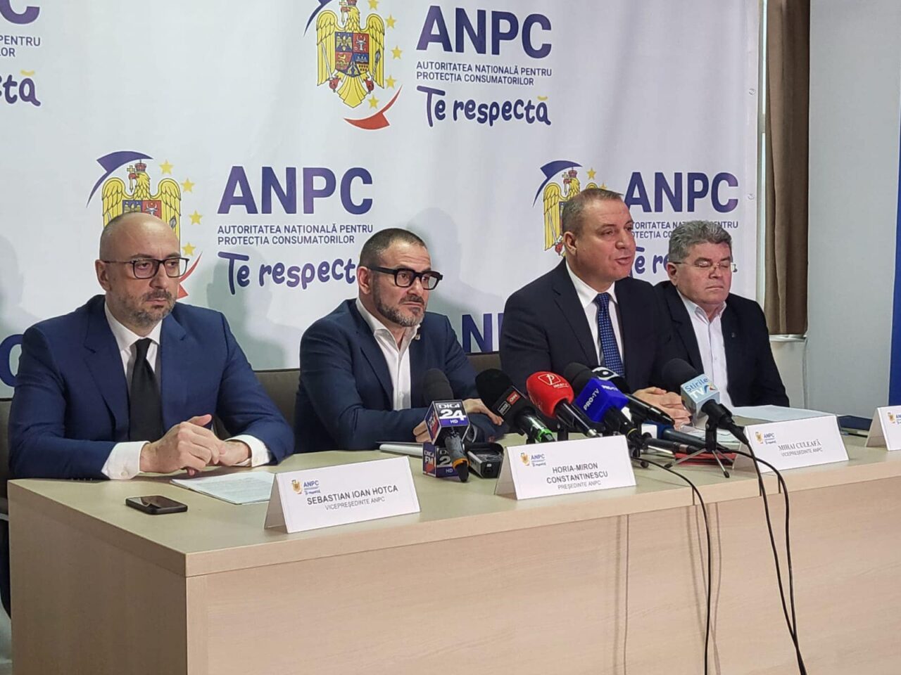 ANPC, avertisment privind restaurantele fast-food: „Mare grijă! Am găsit gândaci vii şi morţi în frigidere”