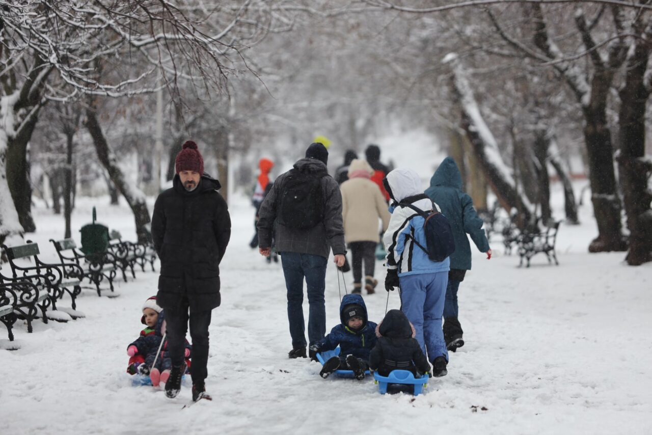 FOTO | S-au îmbrăcat gros, și-au pus căciulile și au ieșit la distracție! Bucureștenii, entuziasmați de prima ninsoare din iarna aceasta