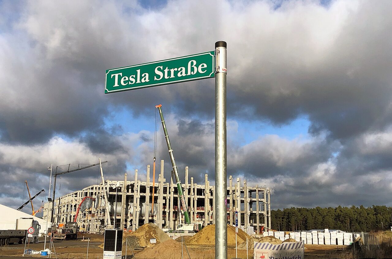 Tesla, sub presiune în Germania. Sindicaliștii acuză programul de lucru nerezonabil și nereguli la contractele de muncă