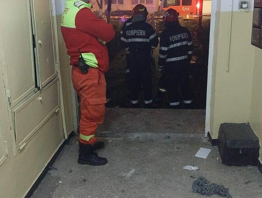 Explozie puternică într-un bloc din Pitești. O mașină și mai multe apartamente au fost distruse