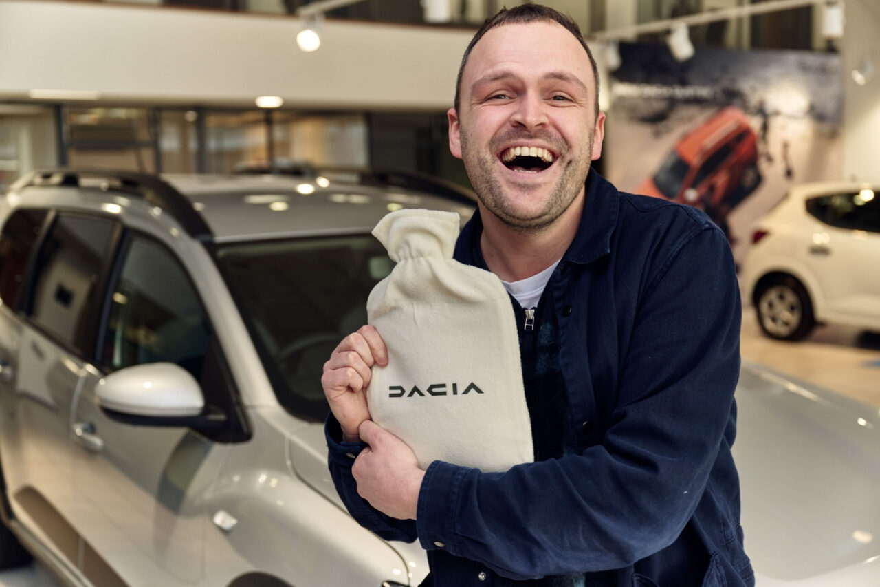 Dacia, ironii la adresa BMW. Oferă o ploscă cu apă caldă pentru încălzirea scaunelor