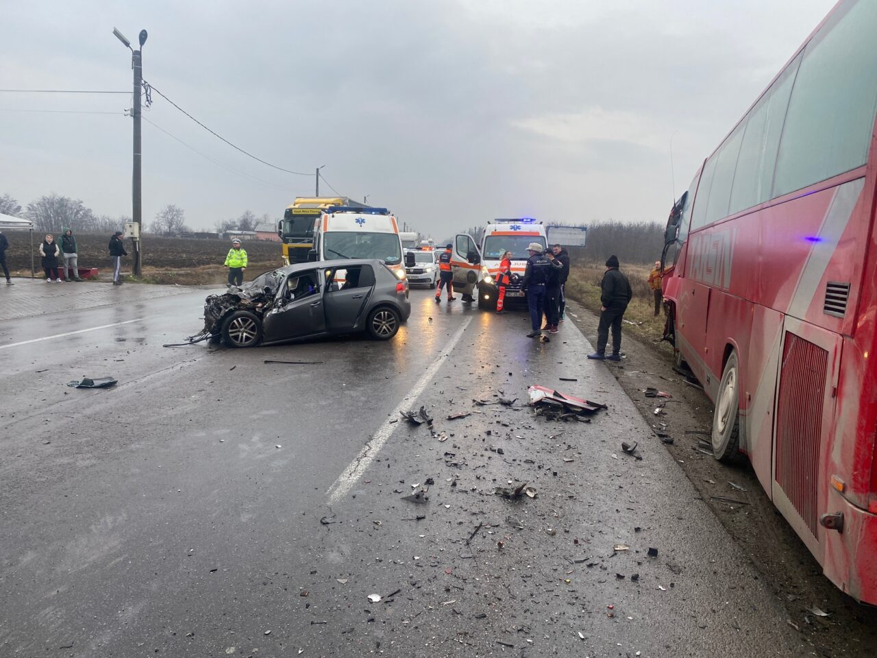 FOTO | Două persoane au murit după impactul dintre un autoturism și un autocar pe DN 2, în Ialomița