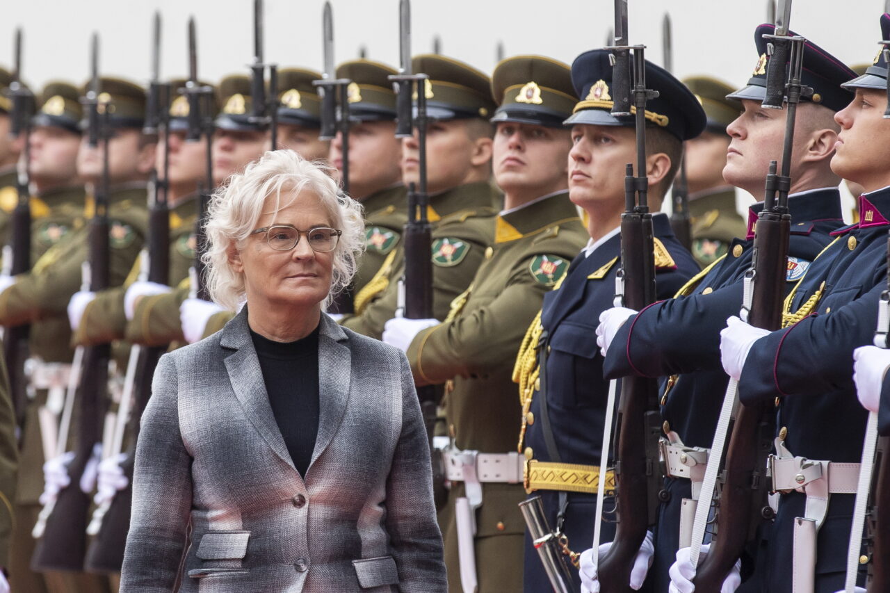 Ministrul Apărării din Germania a demisionat, în urma scepticismului privind abilitatea sa de a gestiona modernizarea forțelor armate germane în contextul războiului din Ucraina