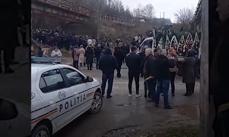 VIDEO. Sute de oameni i-au însoțit pe ultimul drum pe muncitorii care și-au pierdut viața în accidentul de la Jilț