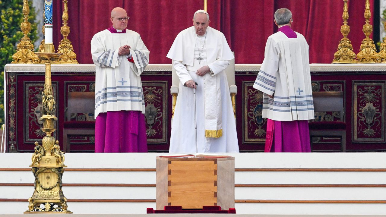 LIVE UPDATE | Zeci de mii de persoane iau parte astăzi la funeraliile Papei Emerit Benedict al XVI-lea, la Vatican / Papa Francisc conduce slujba de înmormântare a fostului papă – FOTO-VIDEO 