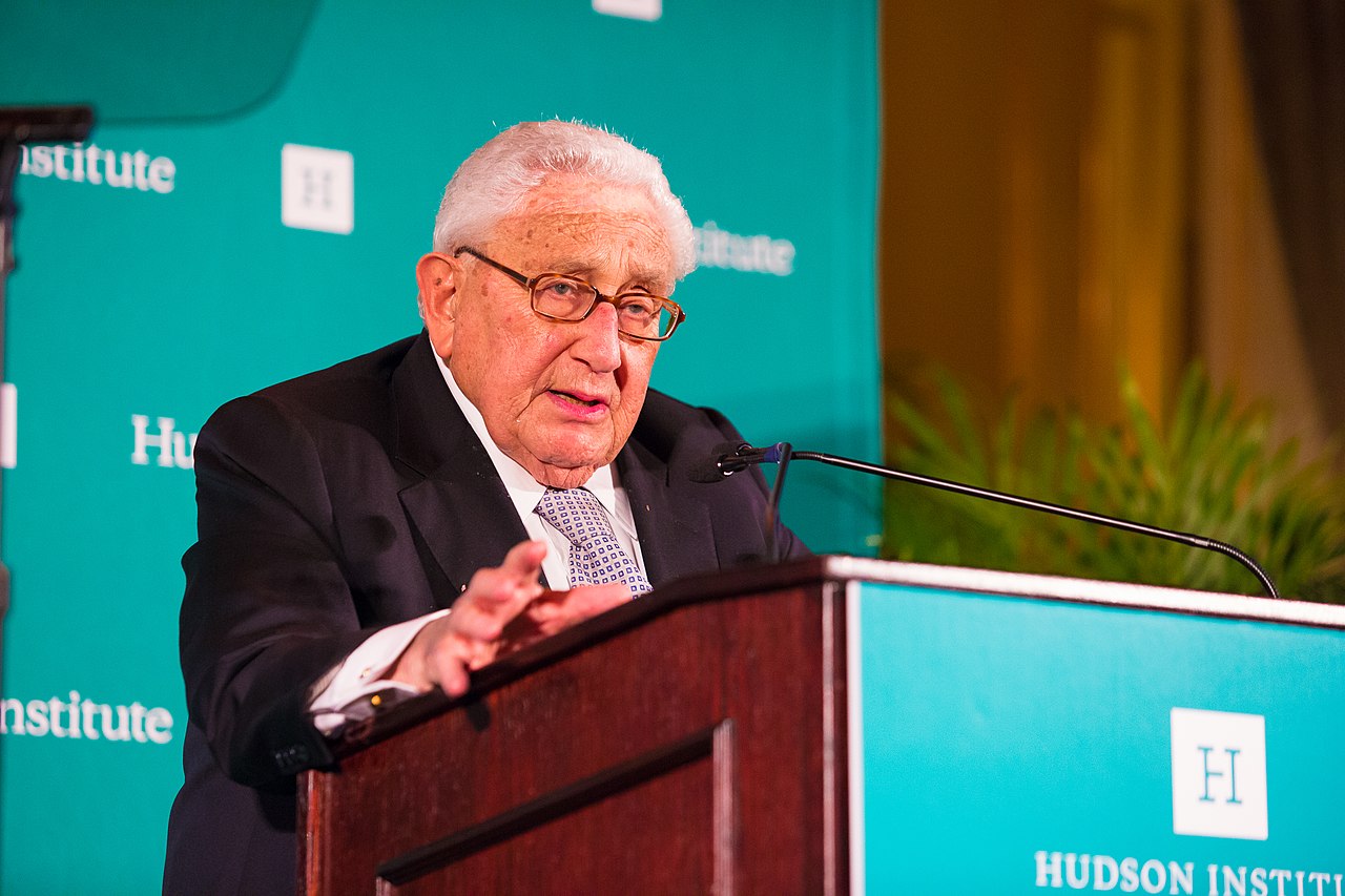 La aproape 100 de ani, veteranul diplomației mondiale Henry Kissinger cere aderarea Ucrainei la NATO