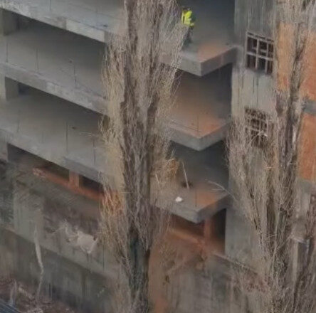 VIDEO. Un muncitor aruncă moloz cu roaba, de la etajul 3 al unui bloc: „Ne omoară încet”