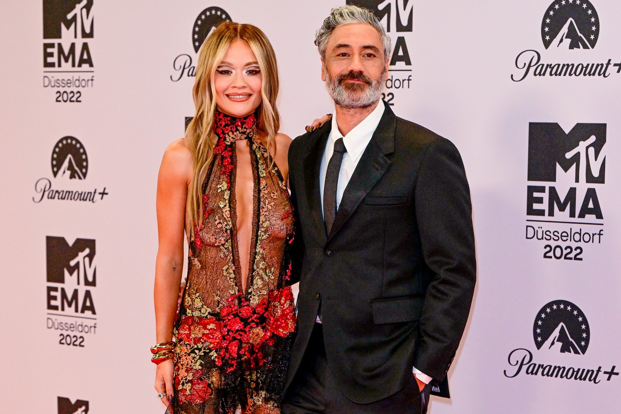 Rita Ora confirmă că este căsătorită cu regizorul Taika Waititi