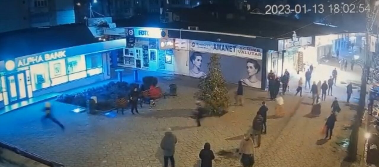 VIDEO | Ce a păţit minorul de 16 ani care a lovit o poliţistă cu piciorul în faţă? Răsturnare de situaţie!