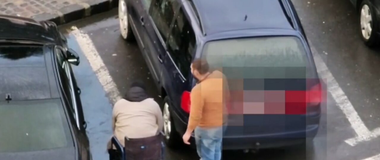 VIDEO. „Miracolul” de la Brașov. Un bărbat „invalid” s-a ridicat singur din scaunul cu rotile și a început să meargă
