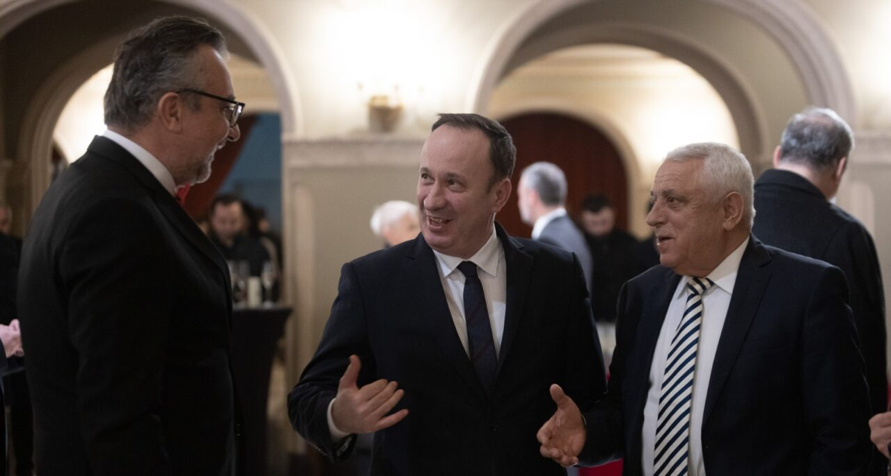 Ministrul Proiectelor Europene, Adrian Câciu: Nu poţi cere copiilor SĂ CITEASCĂ „Moara cu noroc”, când ei stau toată ziua cu ochii în tabletă