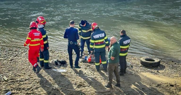 FOTO | Un bărbat a căzut în Dâmbovița în timp ce traversa o punte