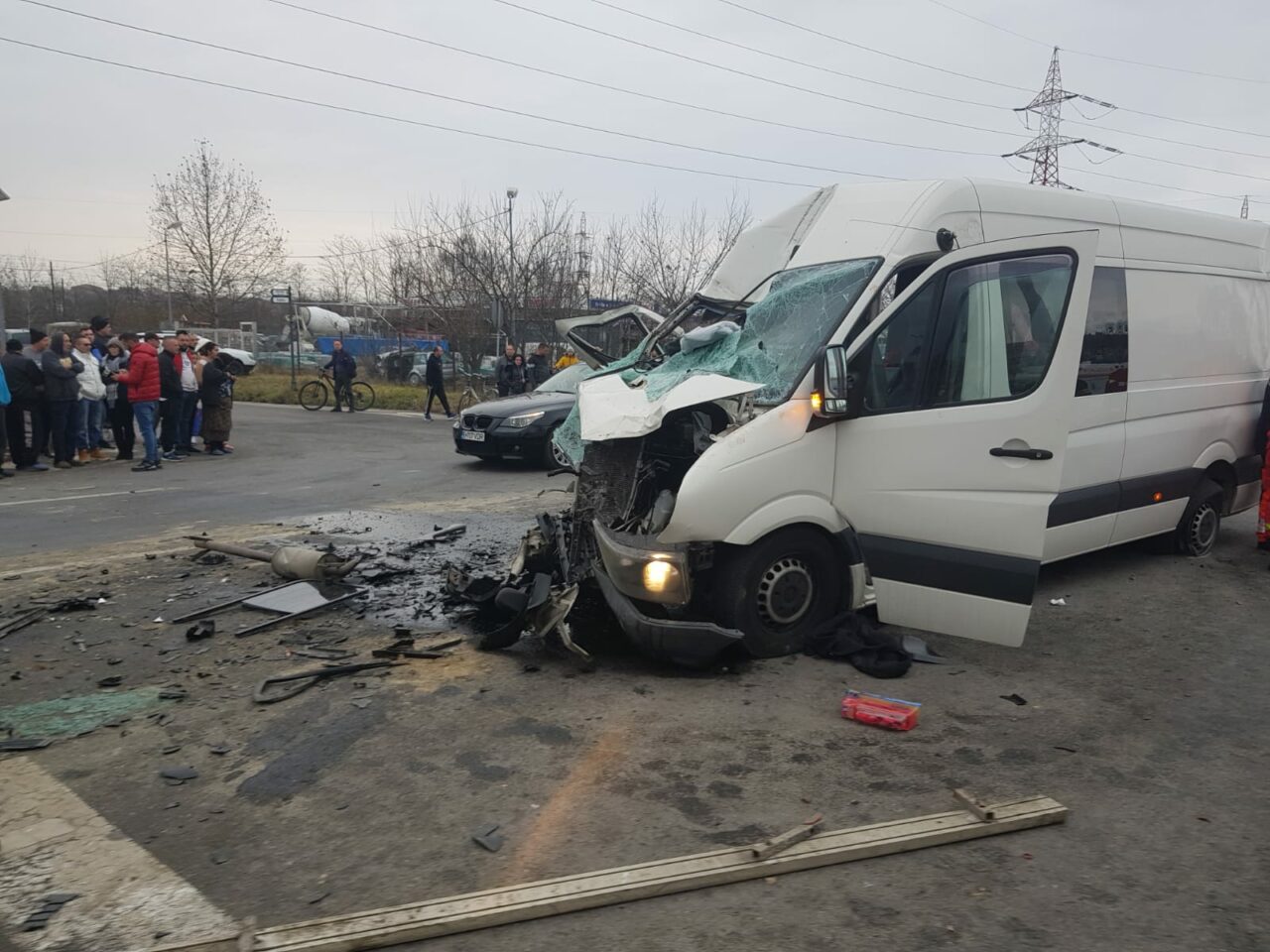 Două femei au murit după ce un microbuz a intrat într-un TIR