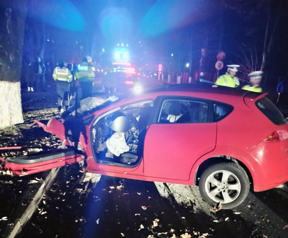 Accident mortal în Prahova! Un tânăr și-a pierdut viața după ce s-a izbit cu mașina de un copac
