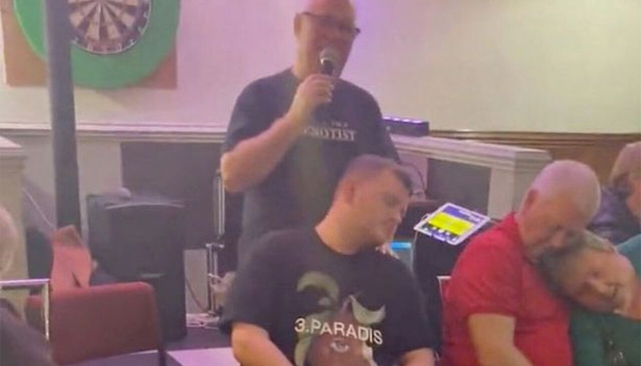 Bărbatul din imagine a acceptat să fie hipnotizat de un iluzionist, într-un bar. Ireal ce a făcut imediat după ce s-a trezit din hipnoză