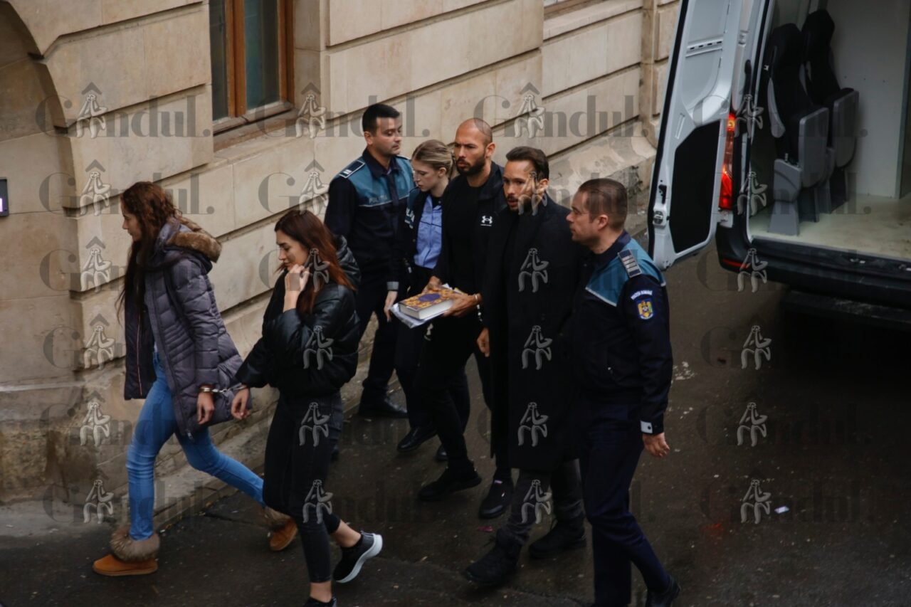 EXCLUSIVE PHOTO | The first images of the Tate brothers before entering the courtroom at the Bucharest Court of Appeal. The book Andrew Tate was holding when he came out of the police van