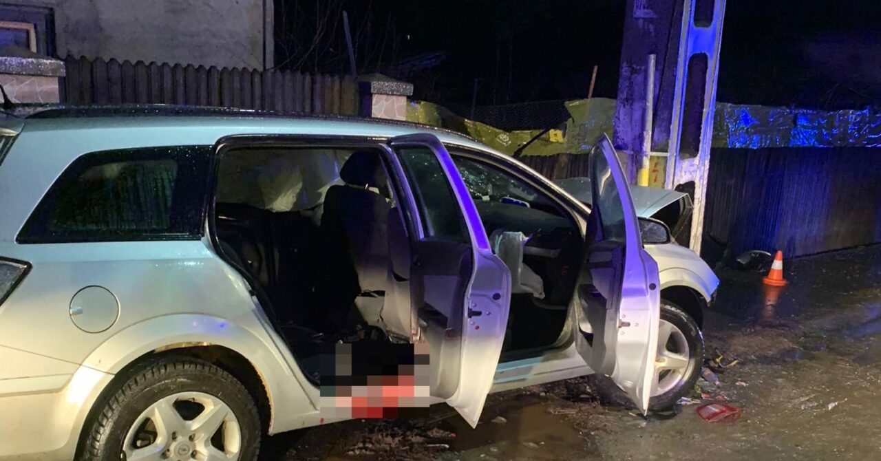 Un șofer care ar fi consumat droguri s-a izbit cu mașina de un stâlp în Dâmbovița. Pasagerii au fost răniți
