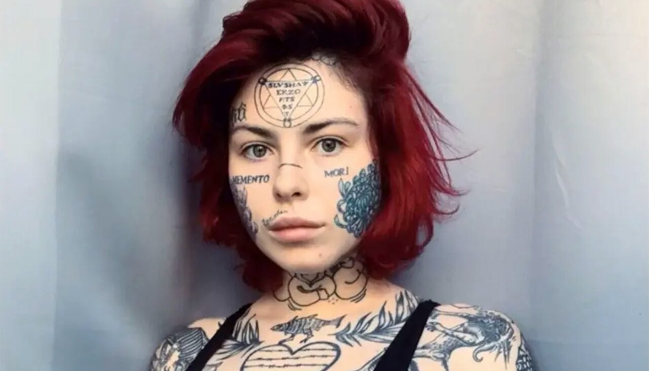 Ce a pățit tânăra din imagine, după ce s-a fotografiat în fața unei biserici, fără haine pe ea