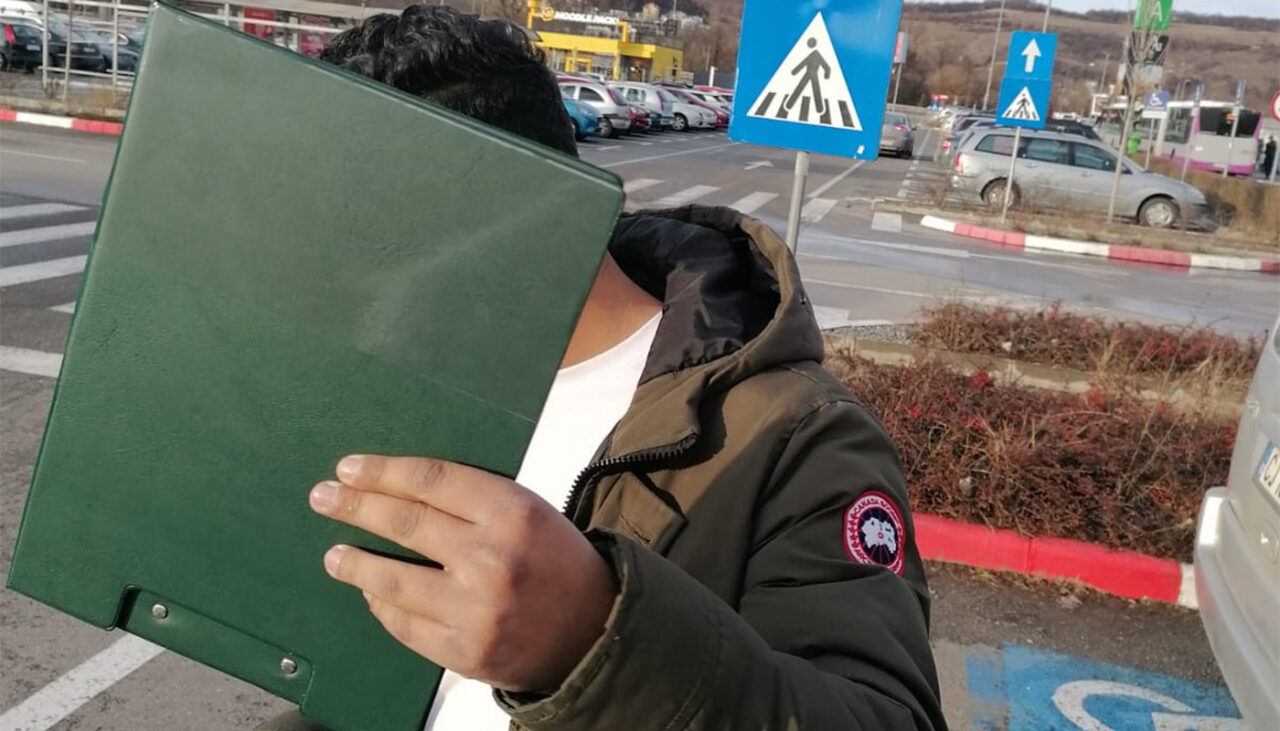 Acest tânăr din Cluj se dă străin și cere bani pentru persoanele cu dizabilități. Cum a reacționat „englezul” când a fost întrebat, în limba română, cine e