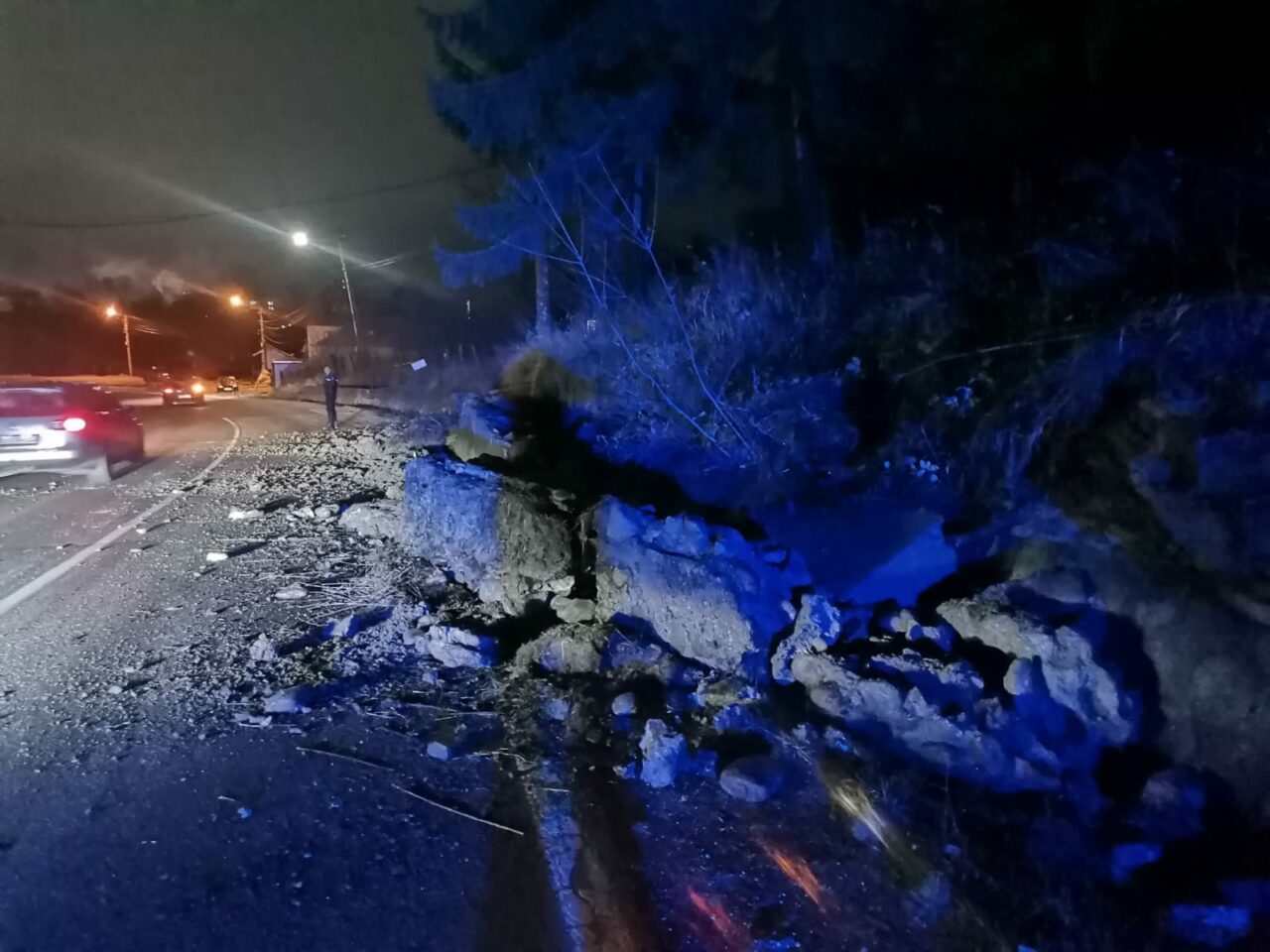 FOTO | Pericol pentru șoferi! O alunecare de teren a blocat circulația pe sensul Târgu Jiu – Râmnicu Vâlcea