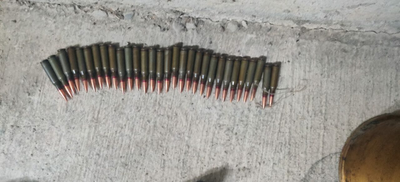 Suceava: Ucrainean depistat în timp ce încerca să treacă granița cu un tub de obuz, o dronă, cartuşe și căşti militare