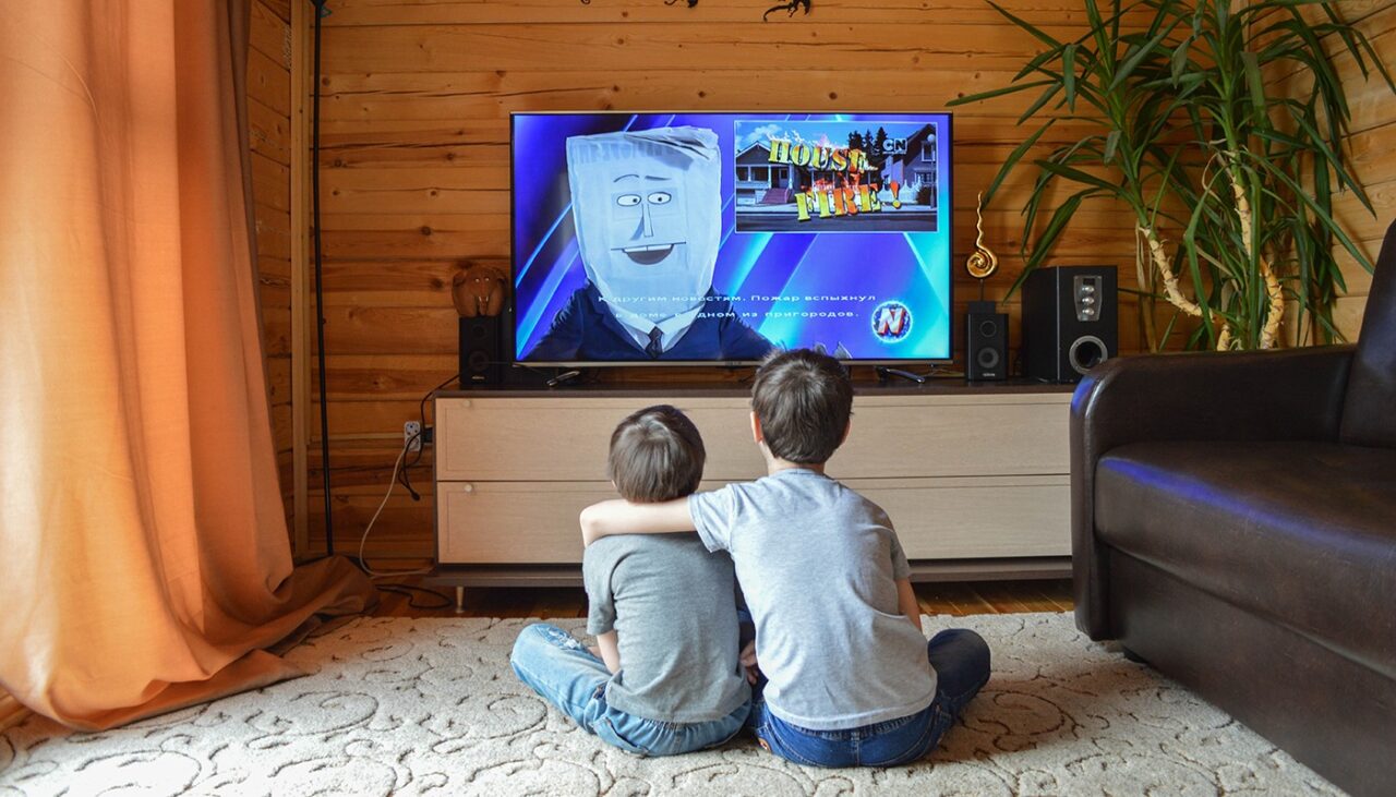 Trucul genial al unui tată pentru a-și convinge cei 2 copii să facă ordine în camerele lor. Le schimbă zilnic parola la WiFi și…