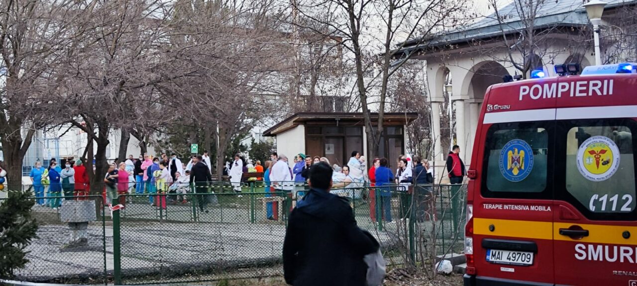 VIDEO. Aproape 100 de persoane, majoritatea copii, evacuate după ce la Spitalul de Copii din Galați s-a declanșat alarma de incendiu. Ce au descoperit pompierii