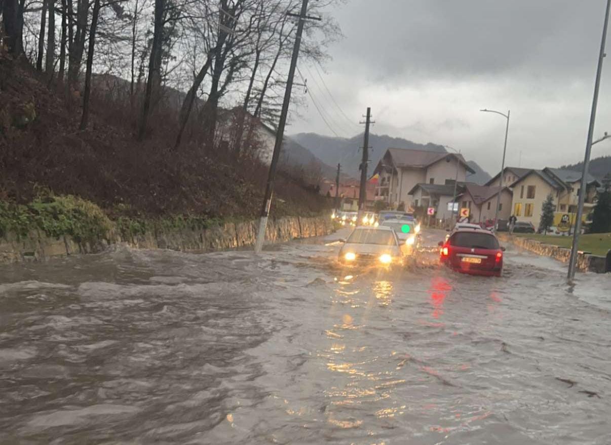 Vâlcea, lovită de alunecările de teren. Case în pericol și drumuri care au luat- o la vale