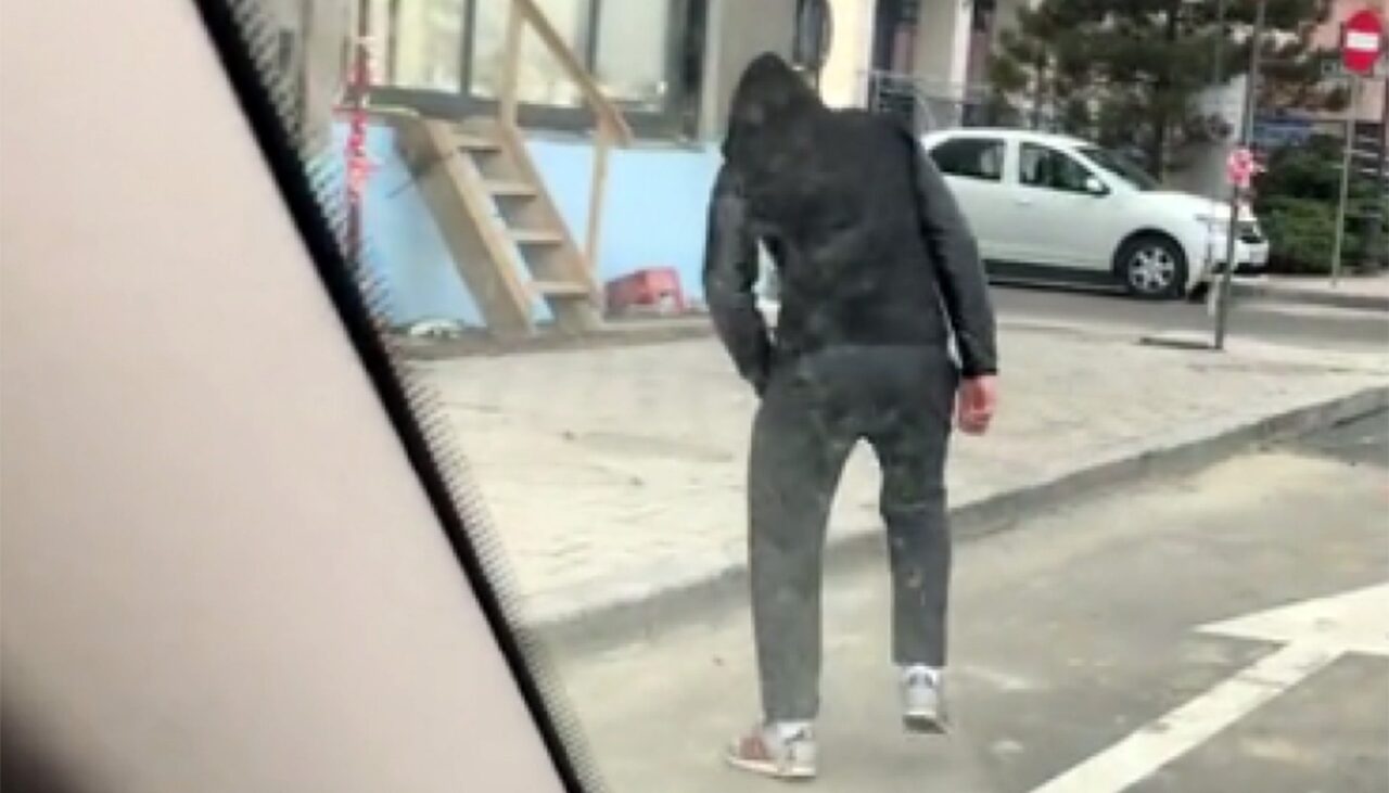Imagini rușinoase! Ce făcea acest tânăr, ziua în amiaza mare, pe o stradă din centrul orașului Constanța