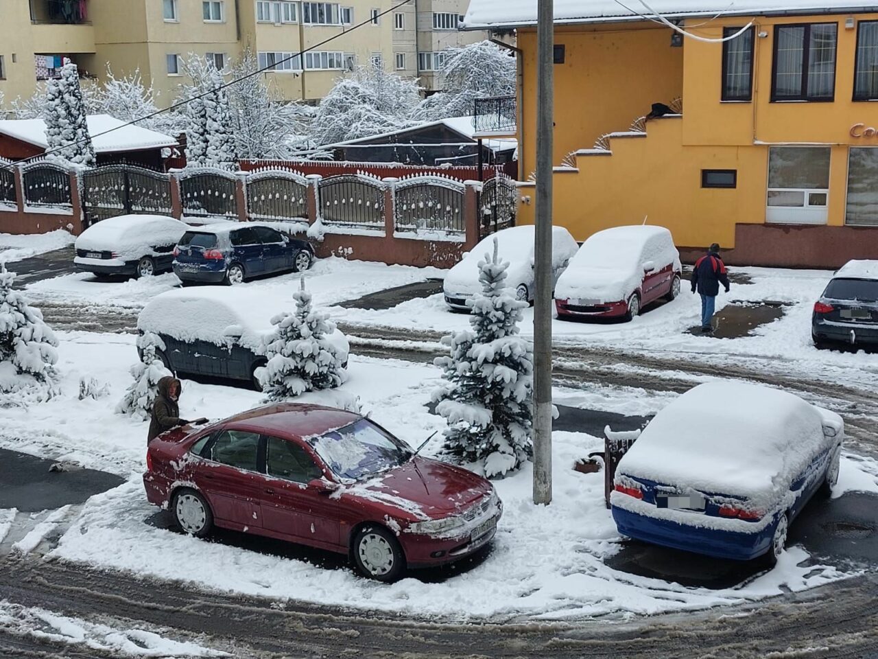 Amendă uriașă pentru șoferii care nu își curăță zăpada de pe mașini. Ce prevede Codul Rutier