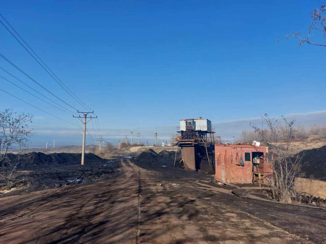 Tanchetele de la mina Husnicioara, trase pe dreapta de ITM Mehedinți. Minerii merg 5 kilometri pe jos până la carieră