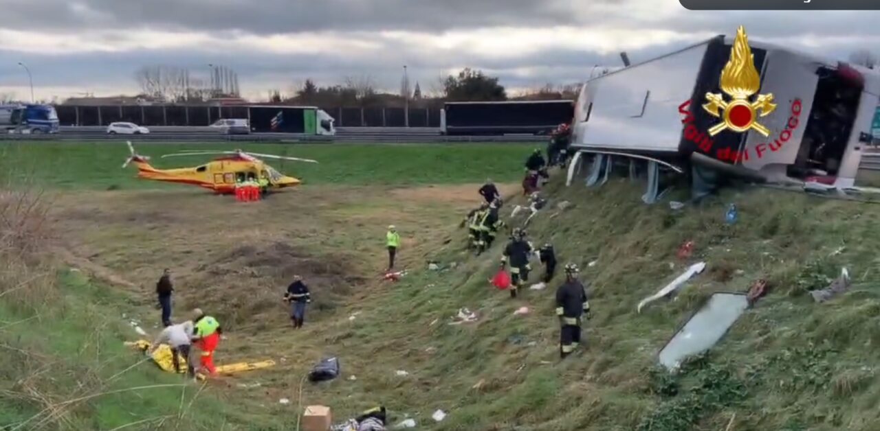 Un autocar cu români s-a răsturnat în Italia: 22 de răniți, unul în stare gravă (FOTO, VIDEO)