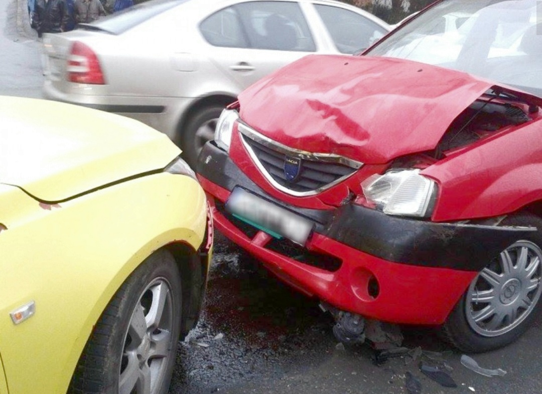 Accidente rutiere inventate pentru fraudarea firmelor de asigurări. 30 de persoane din Bihor implicate în această mega-escrocherie