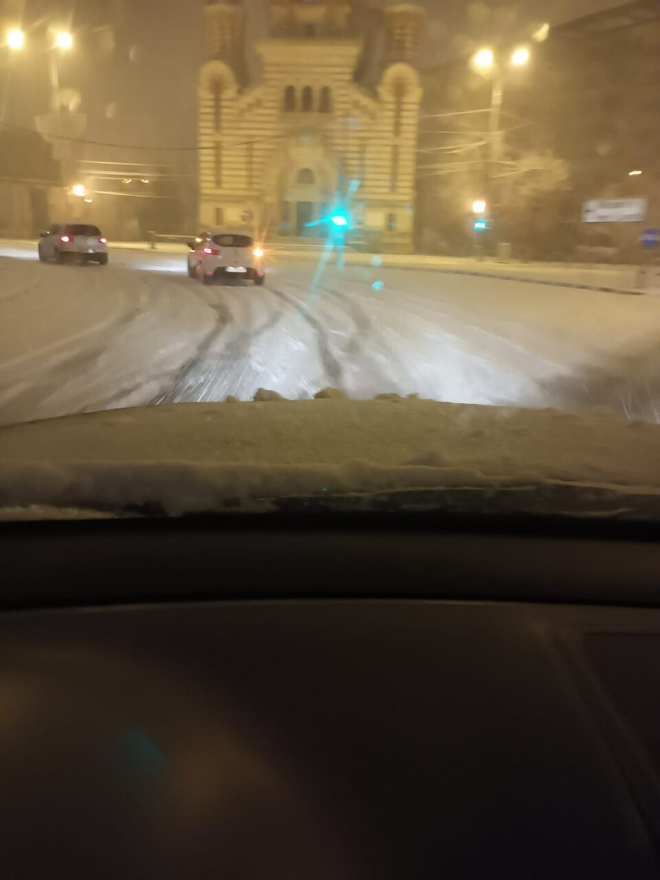 Accident grav în Prahova. Opt persoane au fost rănite după coliziunea între două autoturisme și un autobuz