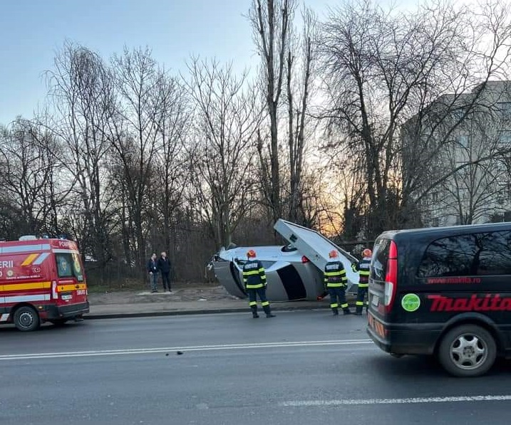 FOTO | Dezastru provocat de un șofer care consumase cocaină pe o stradă din București: A accidentat două adolescente aflate pe marginea străzii, a intrat în două mașini, iar apoi s-a răsturnat