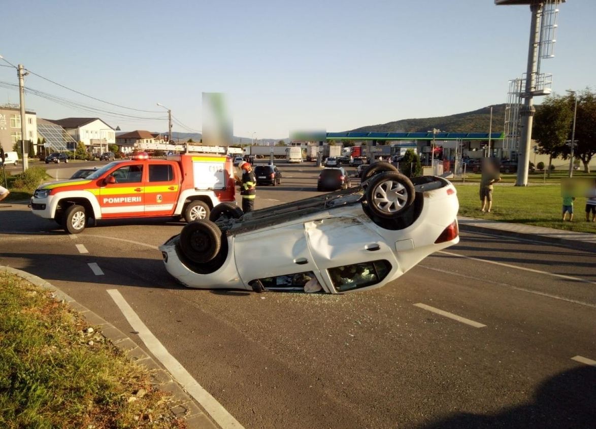 Accident în Bistrița-Năsăud: o mașină cu doi copii, răsturnată pe șosea