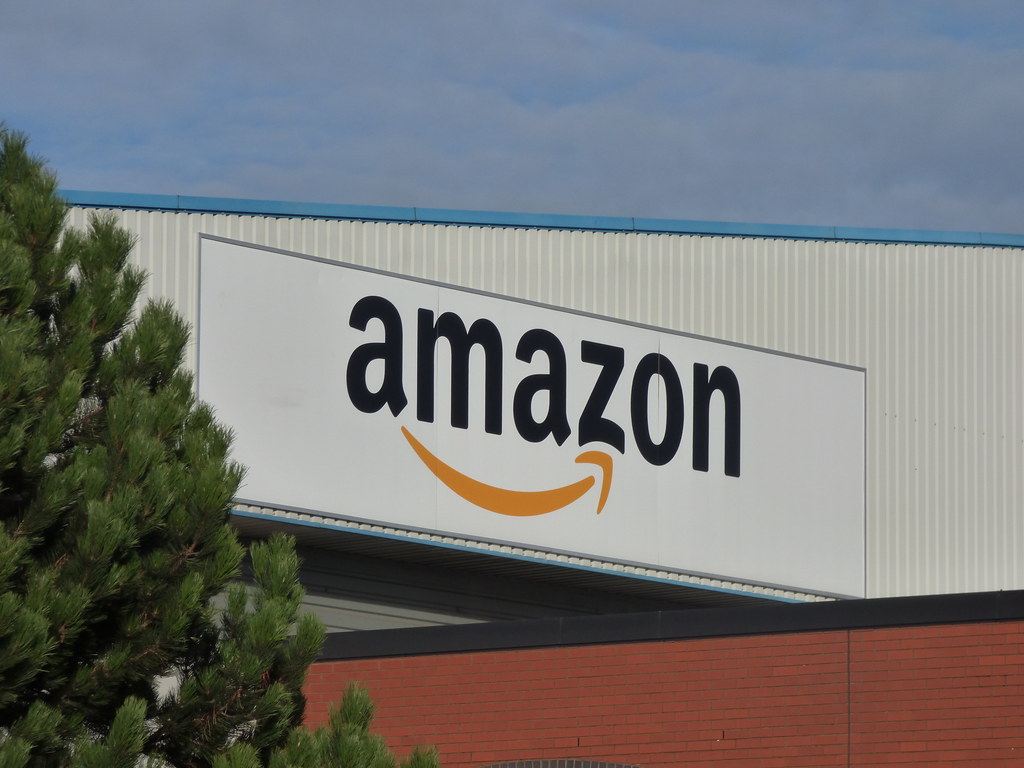 Grupul Amazon, acționat în judecată de autoritățile din SUA pentru exercitare de monopol, cu efectul majorării prețurilor