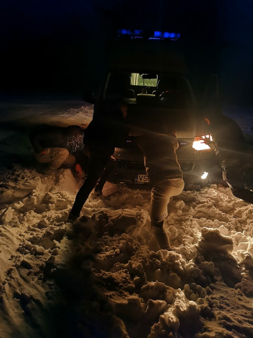 VIDEO | Lecție de omenie în Vaslui! Șapte tineri au înfruntat viscolul și au sărit în ajutorul unei ambulanțe care trebuia să ajungă la o pacientă: ”Mai sunt oameni săritori și inimoși”