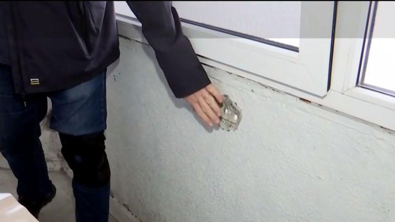 Mai mulți craioveni au rămas cu locuințele găurite, după ce firma care trebuia să le reabiliteze blocul a abandonat lucrările. Șeful de șantier dă vina pe războiul din Ucraina pentru lipsa materialelor
