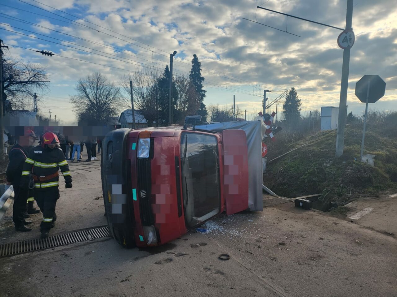 FOTO | Autoutilitară lovită de tren, într-o localitate din Suceava. În autovehicul se aflau două persoane